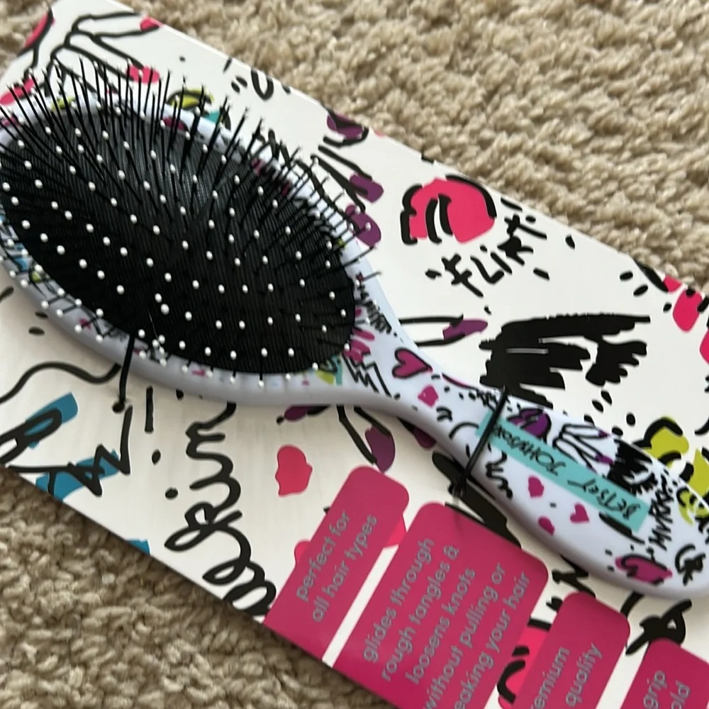 Betsey Johnson Wet or Dry Hair Detangler Brush NEW